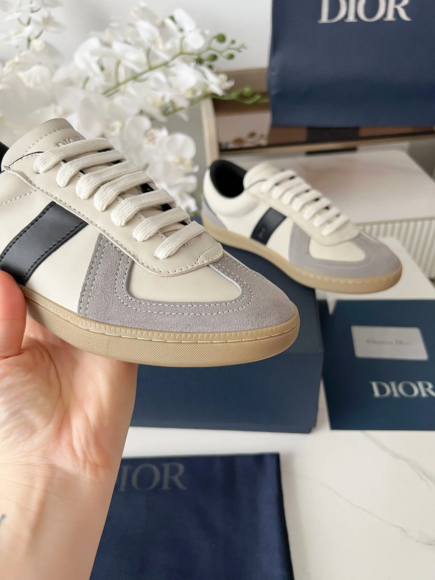 Men's Men's Shoes💰420 [New Style]🍿🍿Dior Dior Size: 38-44 (45 customized) 2025 new Dior B01 top version of moral training shoes! ! ! Made of white and brown first-layer cowhide, paired with white high-mercerized smooth suede, the upper is fully oiled and the original TPU molded outsole. New to the Fall 2025 collection, this sneaker marks the return of Dior’s classic style, reinterpreted in a stylish and elegant silhouette. Crafted from brown and white smooth first-grain cowhide, it's decorated with white high-mercerized cow suede splicing to enhance the style. Lined in tonal silk sheepskin, the shoe is finished with the Dior logo on the tongue and inner sides, and the CD icon on the heel. Paired with amber Tpu non-slip soles, it can be matched with various styles to create a sophisticated look.